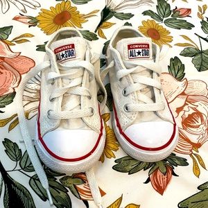 LIKE NEW TODDLER SIZE 7 Converse